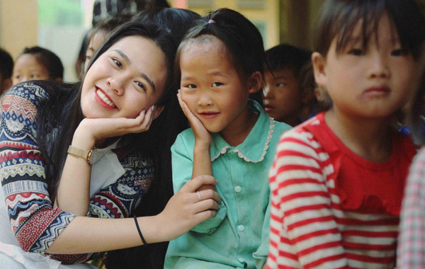 Hoa khôi Thảo Uyên hạnh phúc bên các em nhỏ Mù Căng Chải